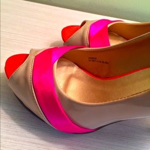 Shoe dazzle heels in tan an pink